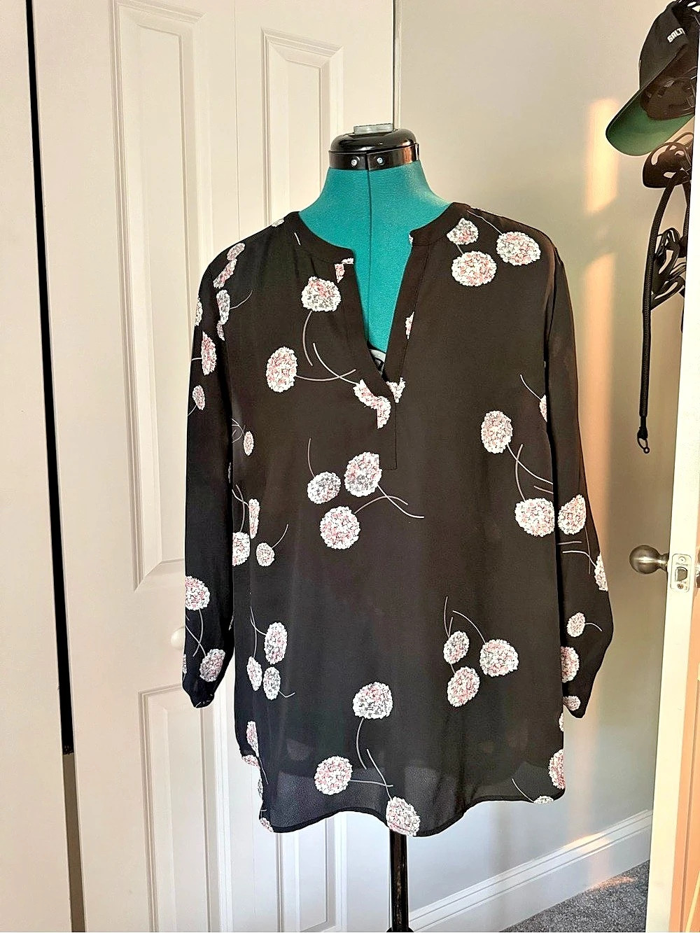 daniel rainn Koda Split Neck Blouse in Black & Pink floral high low business